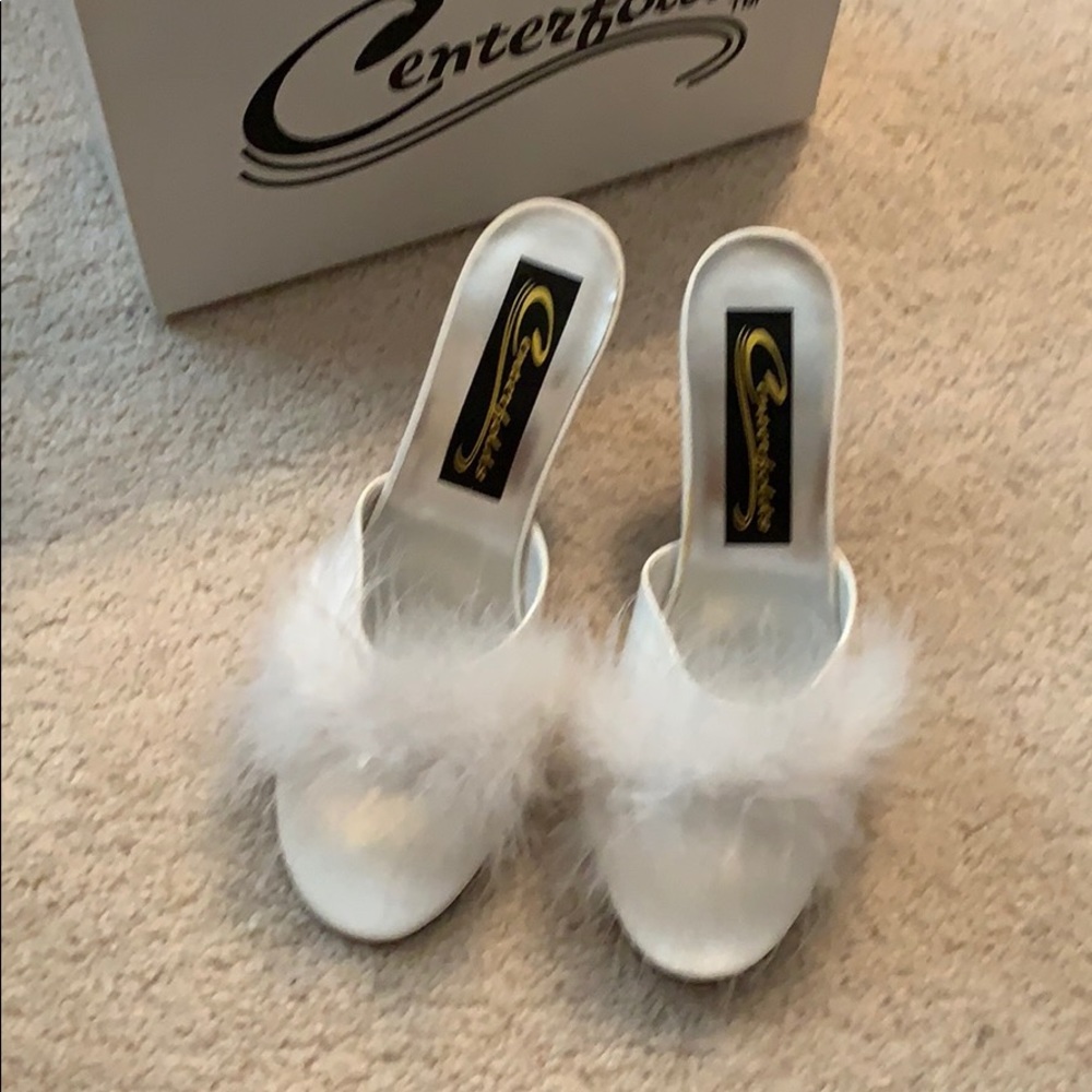 NEW Centerfolds white sandal with feather poof